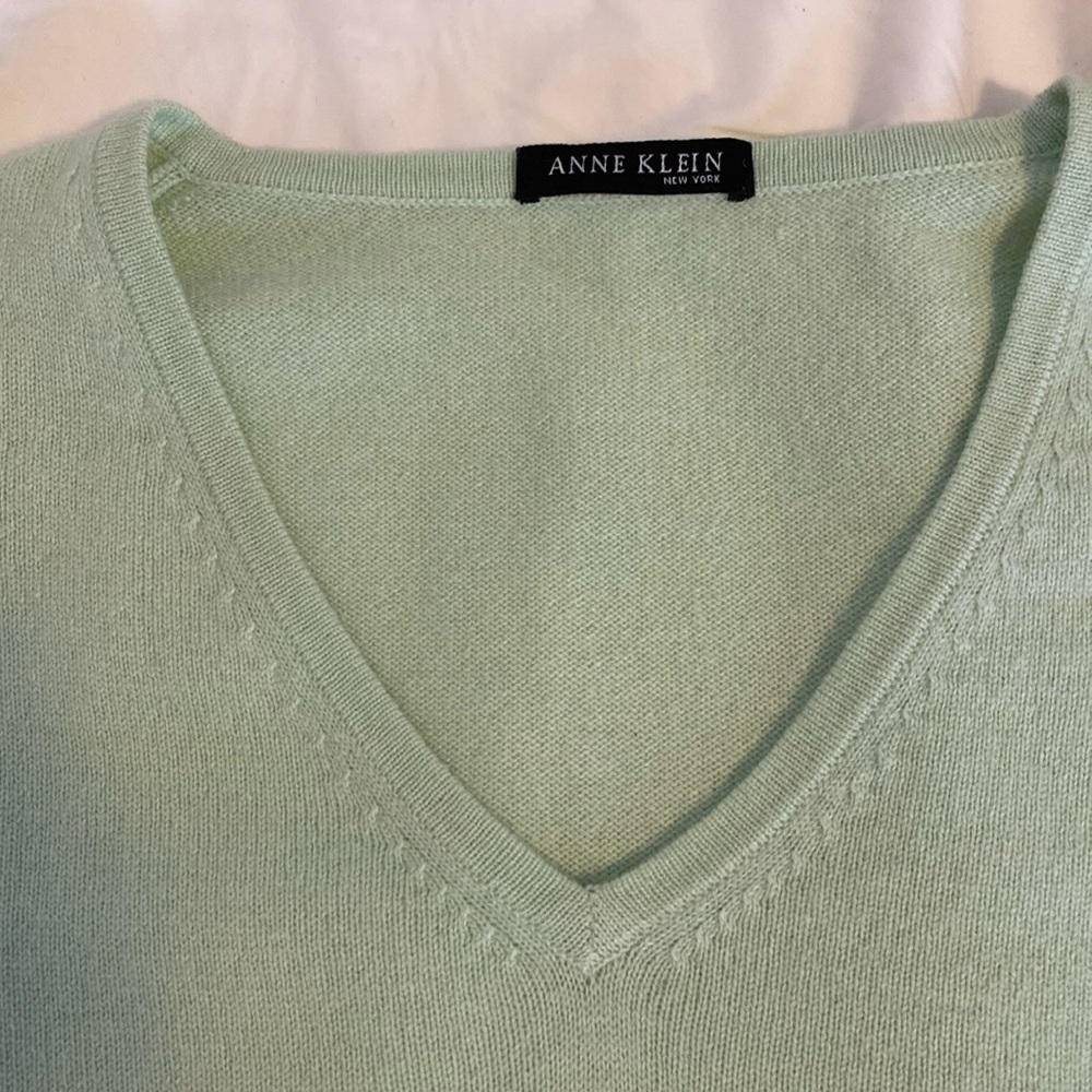 Anne  Klein Cashmere Women’s classic V-neck sweater
